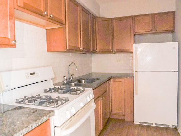 2nd image of 2828 N Cambridge Ave #426