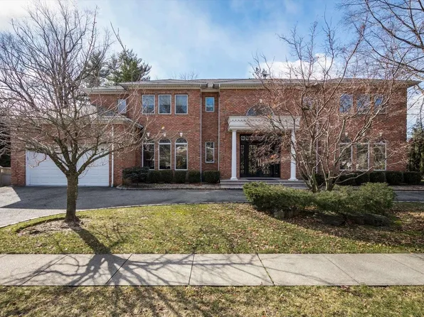96 Parkway Drive, Roslyn Heights, NY 11577