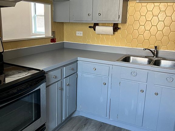 5th image of 233 W 25th Pl Floor 2