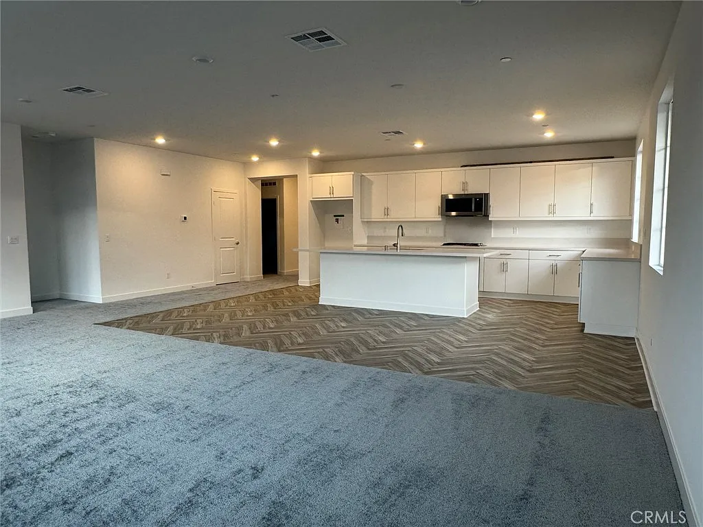 3 bed, 1946 sqft, $3,400 — Photo 4