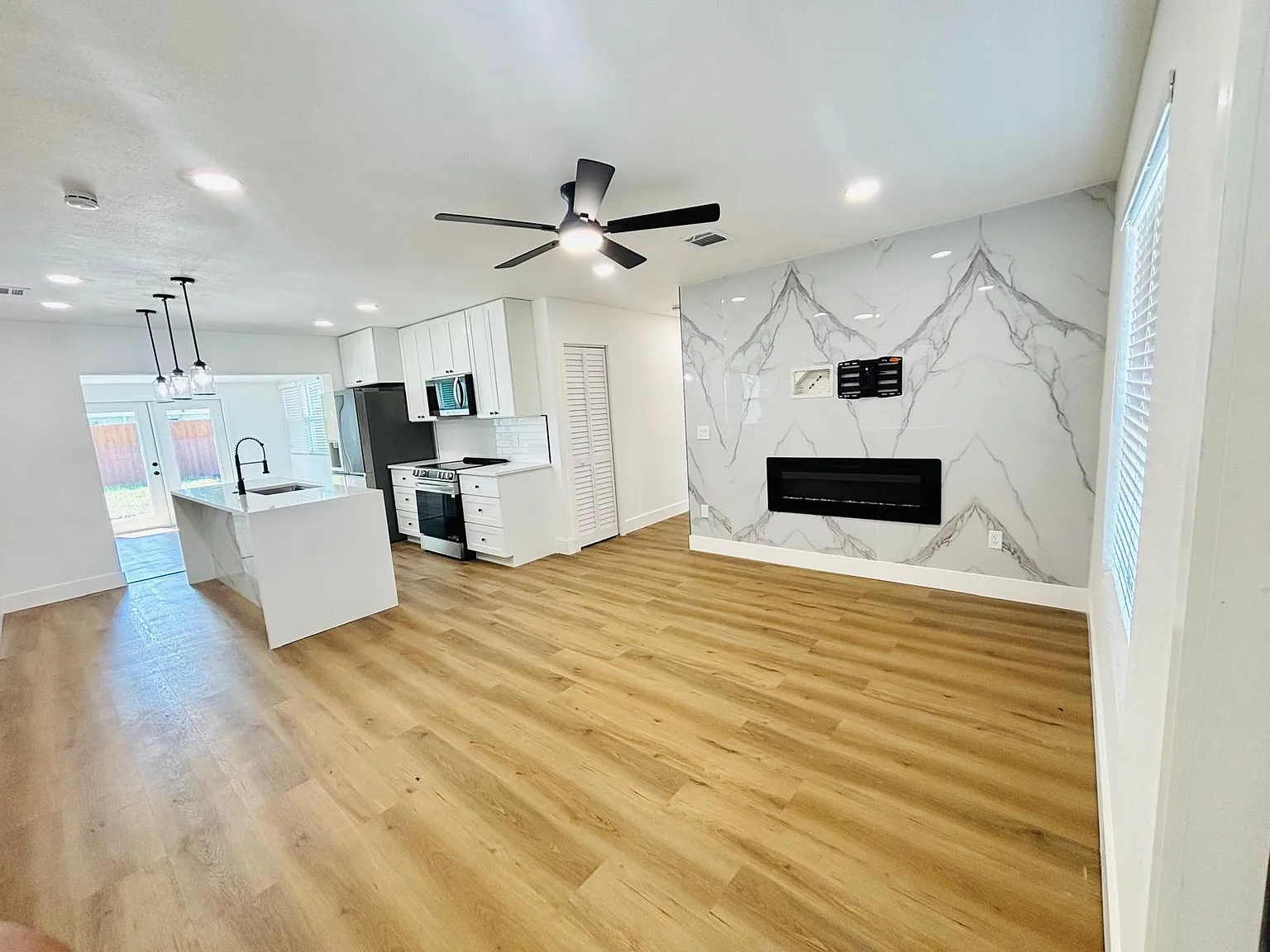 2 bed, 1213 sqft, $2,600 — Photo 4