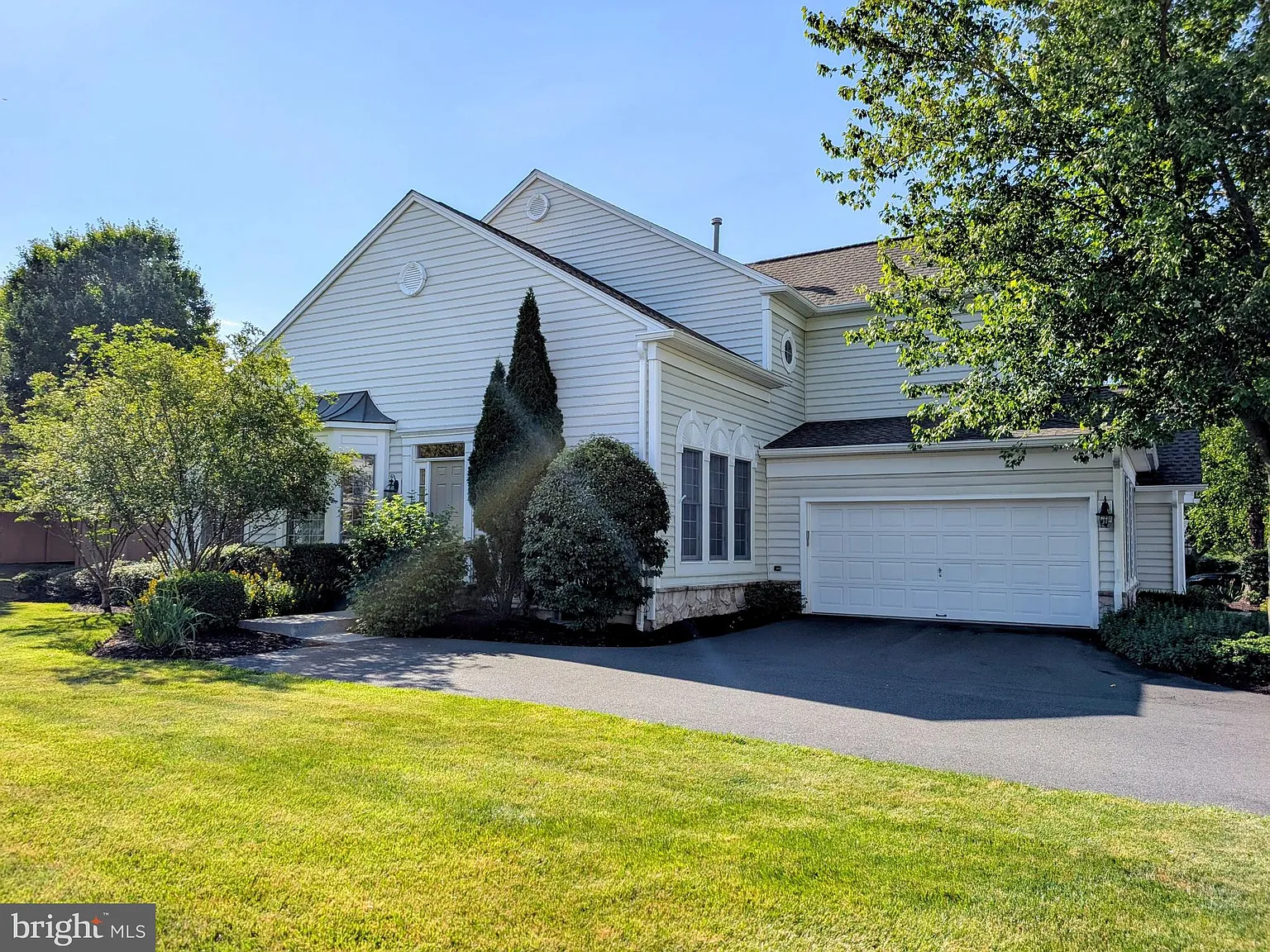 3 bed, 3.5 bath, 2350 sqft, $5,000 — Photo 1