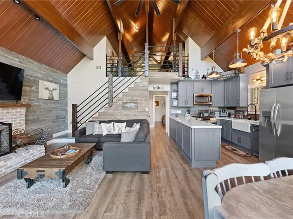 747 Bergschrund Dr, Crestline, CA 92325