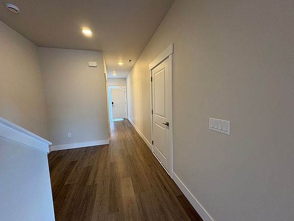 3rd image of 1075 Red Apple Rd #B6