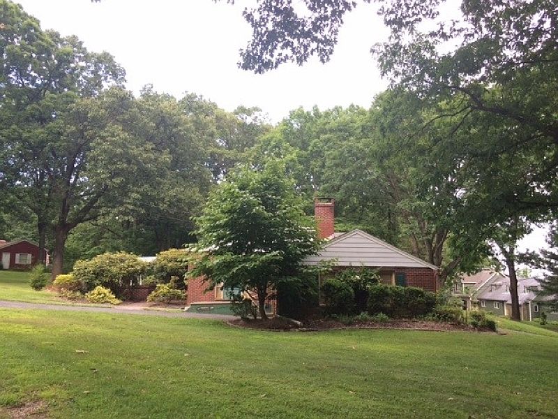 2nd image of 2 Upper Oak Ln