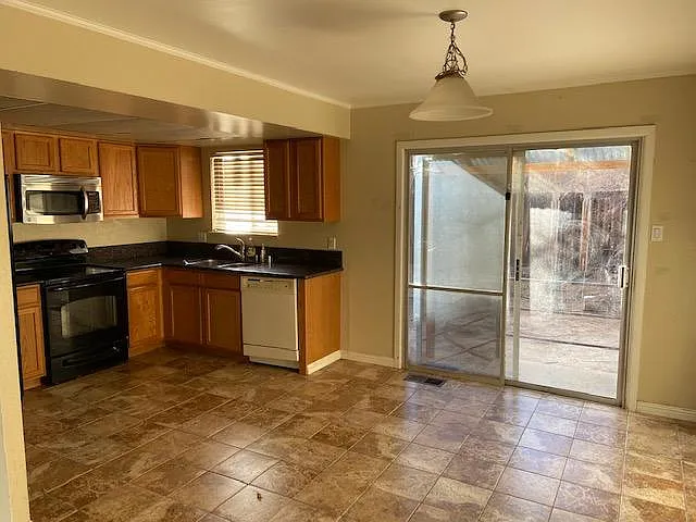 1355 Marne Dr — Photo 2