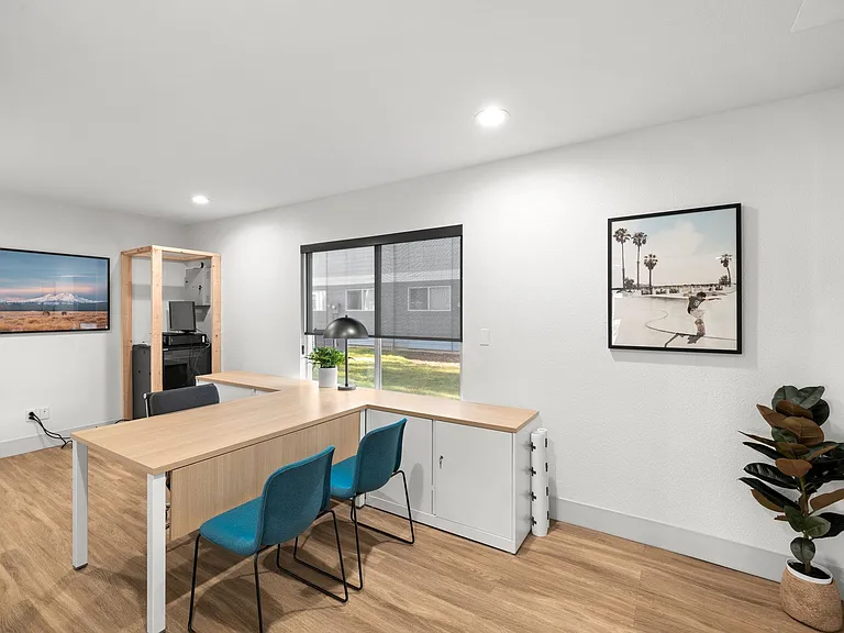 Lake Crest Apartments — Photo 11