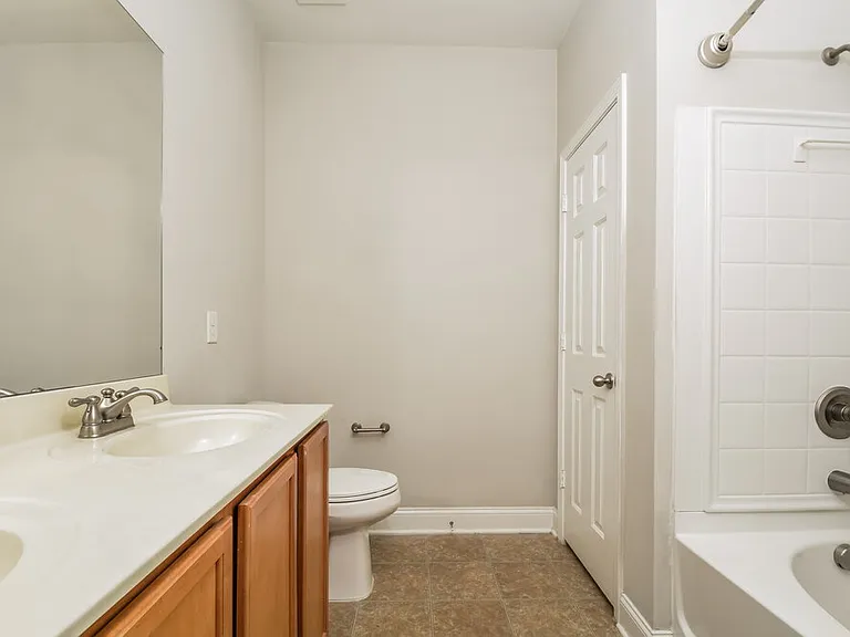 233 Norwich Dr — Photo 9
