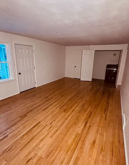 42 Young Ave — Photo 5