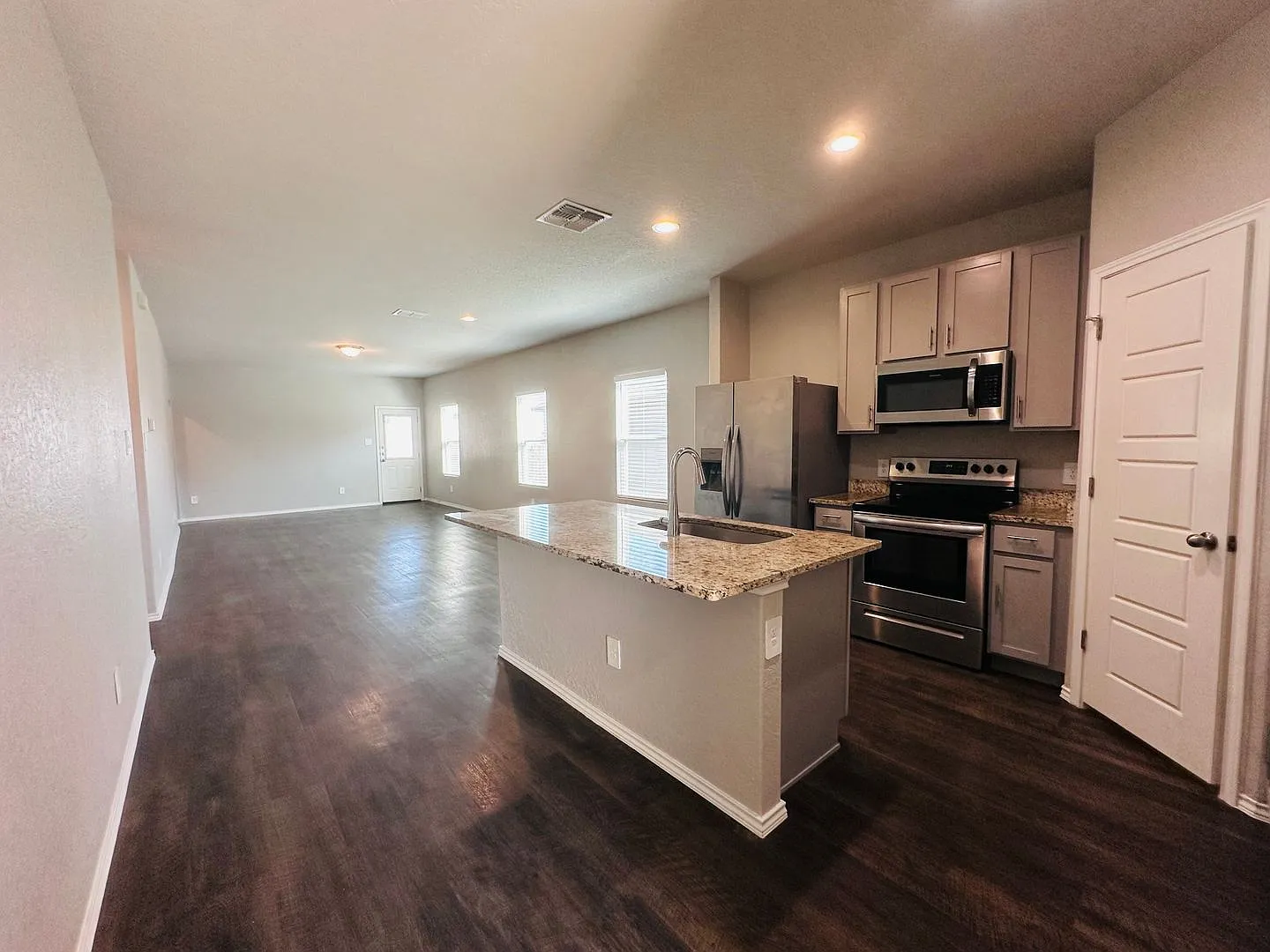 1-Story 3 Bedroom 2 Bathrooms Home in Horizon Point in Converse, TX — Photo 4