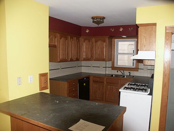 3rd image of 689 S Ogden Ave