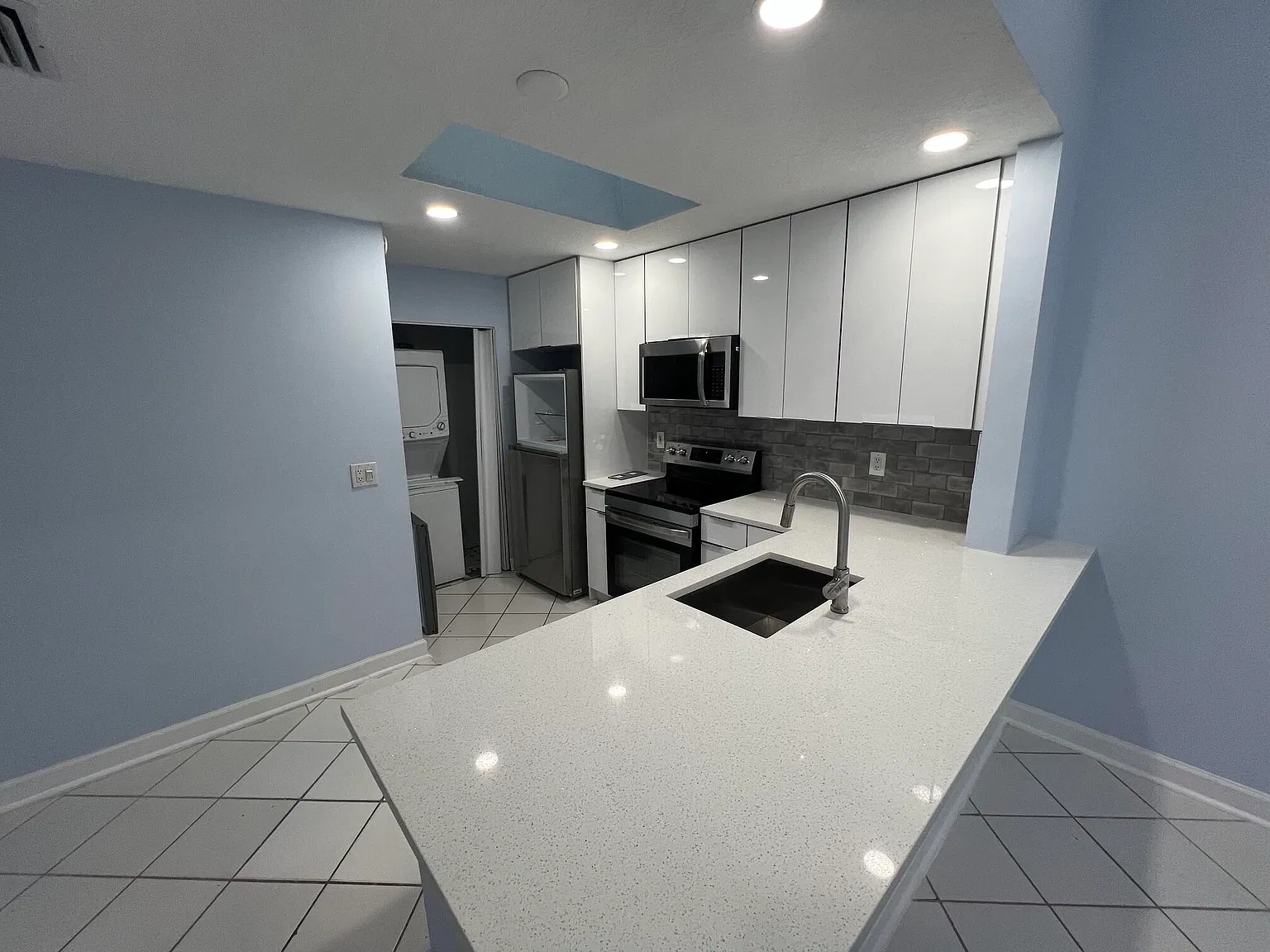 2 bed, 2.0 bath, 970 sqft, $2,200 — Photo 2