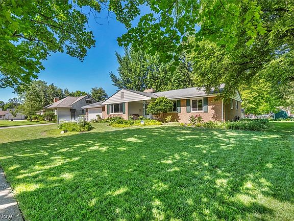 3rd image of 381 Hamilton Cir