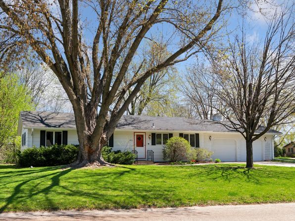 1475 Crest Dr, Chaska, MN 55318
