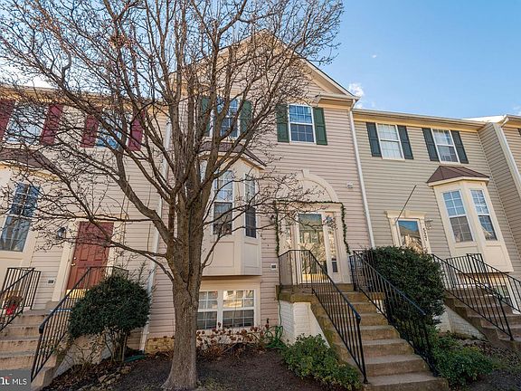 3rd image of 529 Kalmia Sq NE