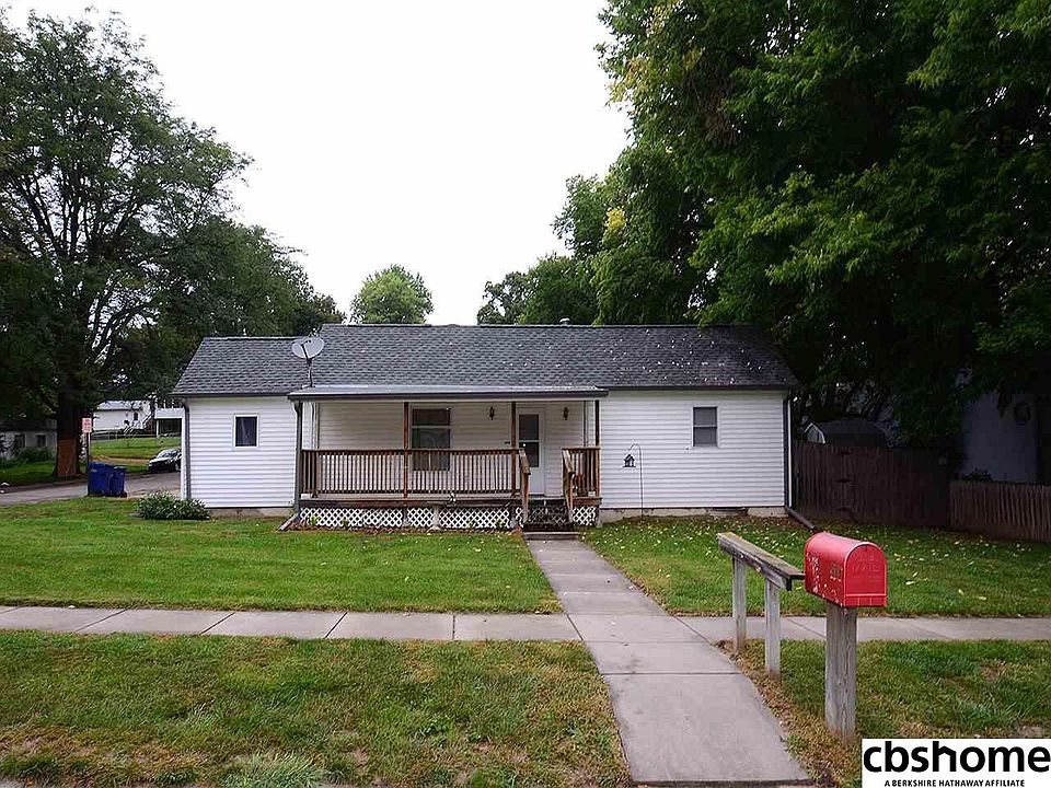 1st image of 920 2nd Ave