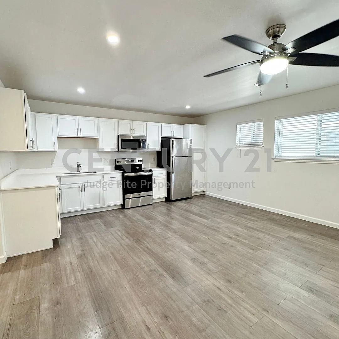 This Stylish Mid-Century Modern 1/1 in the Uptown East Area is Move-In Ready and Waiting For You! — Photo 3