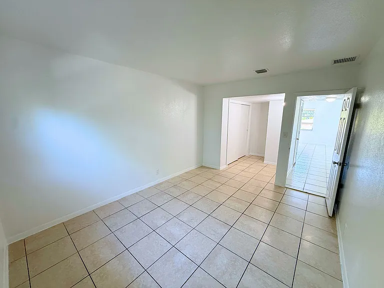 432 NW 42nd St #4 — Photo 7