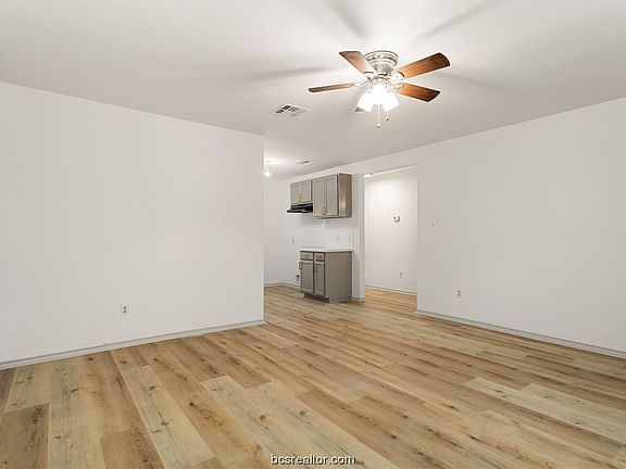 5th image of 1118 W Washington Ave