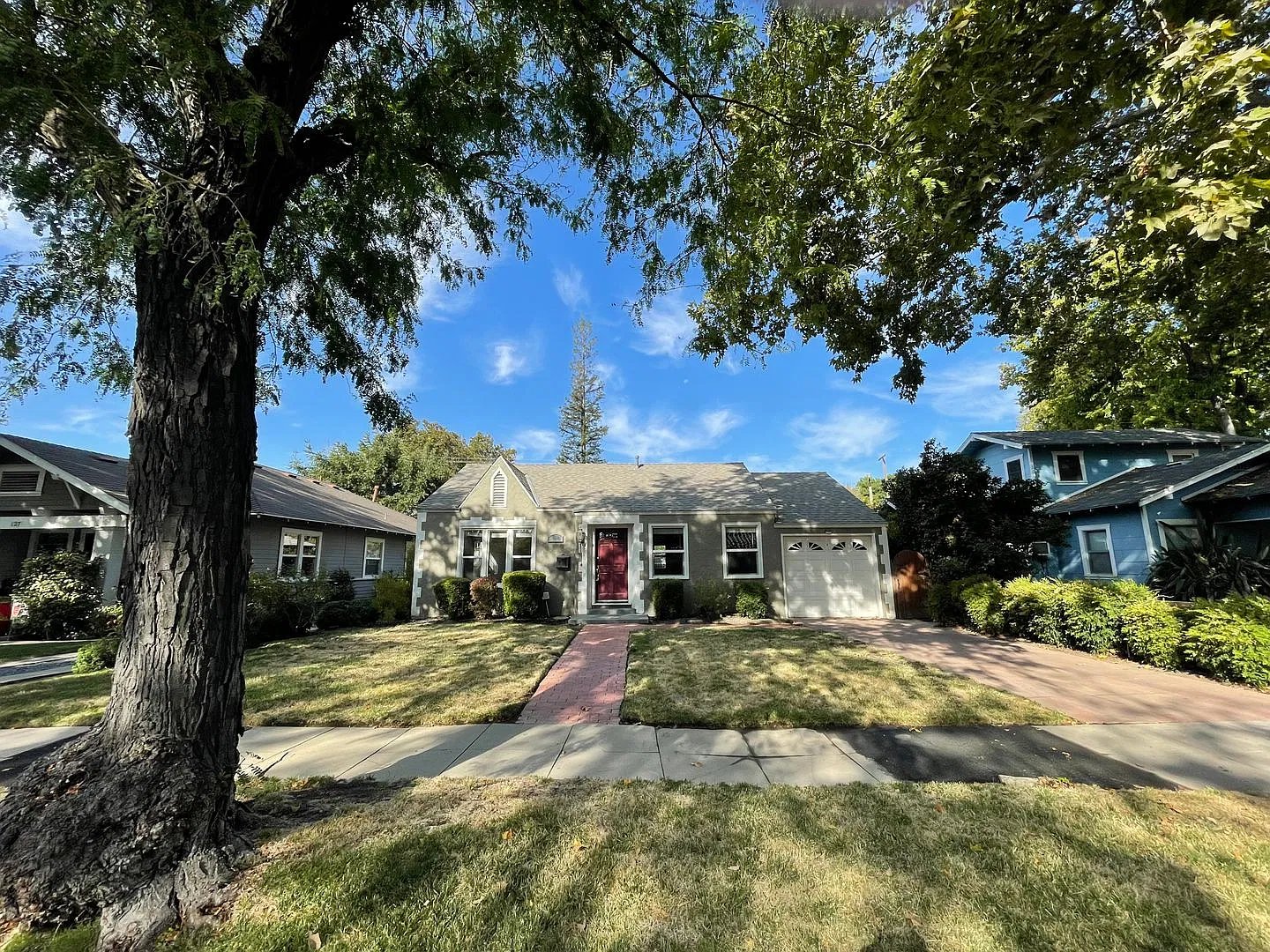 Charming Bungalow walking distance to downtown! — Photo 3