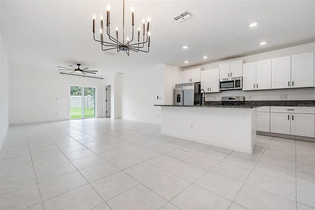 5 bed, 2.5 bath, 2389 sqft, $2,800 — Photo 3