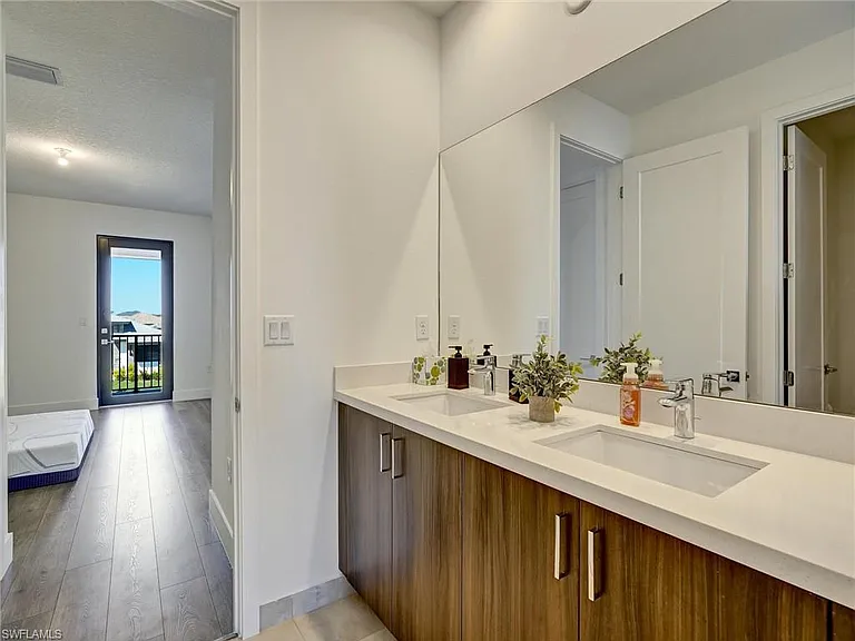 5126 Penella Ave — Photo 36