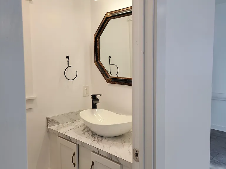 1ST FLOOR 1/2 BATH