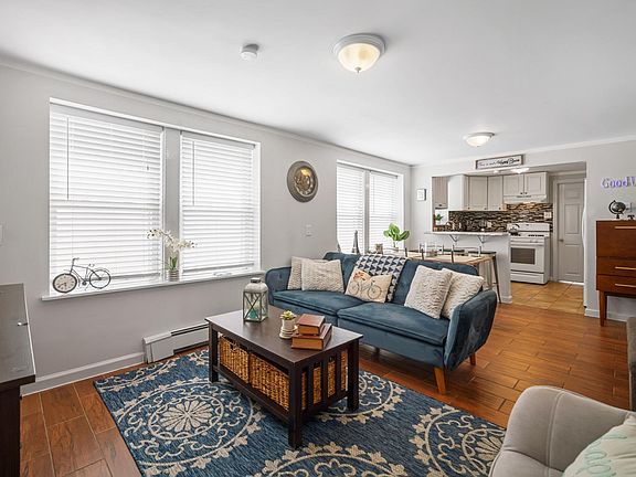 3rd image of 200 N Sacramento Ave