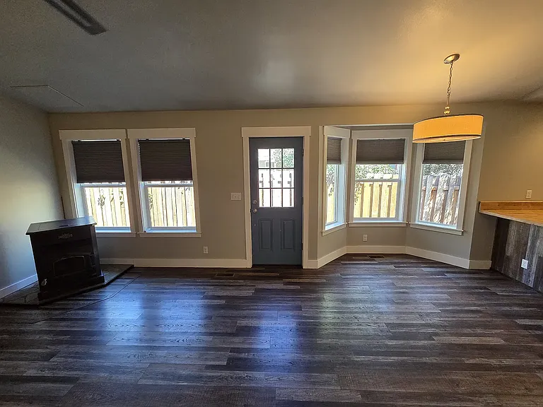 413 Margaret Way — Photo 4