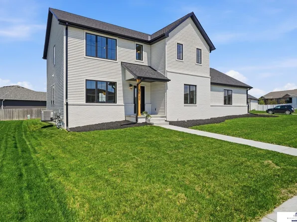 7740 Vera Dr, Lincoln, NE 68516