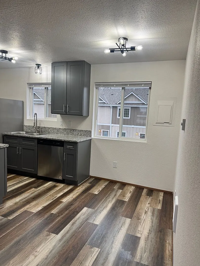 2109 N Walnut (LO) — Photo 3