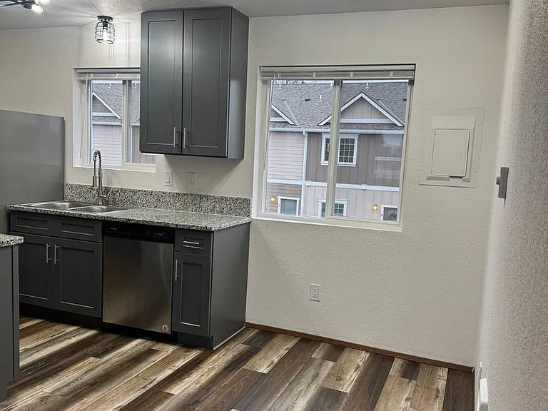 2109 N Walnut St — Photo 3