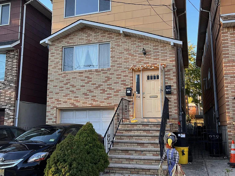 736 William St — Photo 2