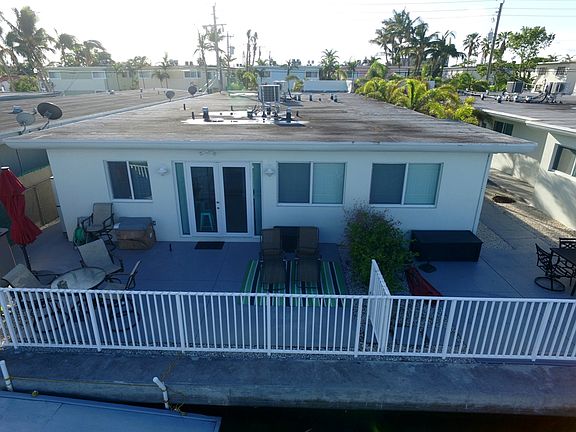 4th image of 8235 Crespi Blvd