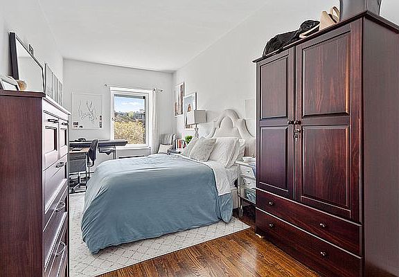4th image of 223 W 14th St APT 4A