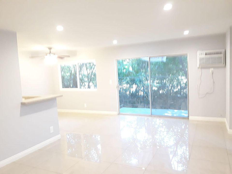 1st image of 13955 Oxnard St APT 115