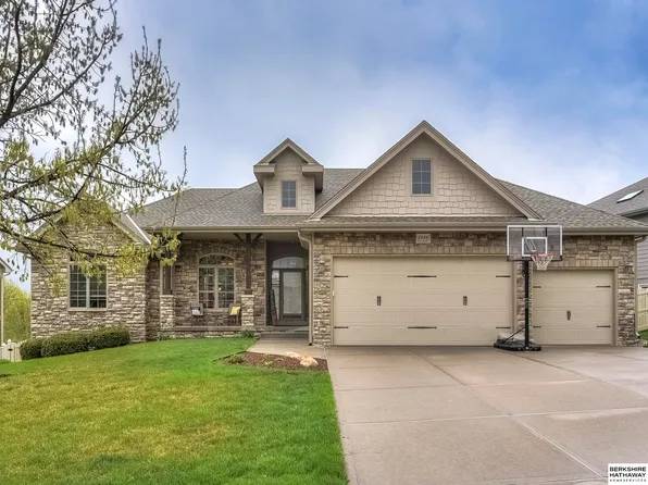 7433 S 102nd St, La Vista, NE 68128