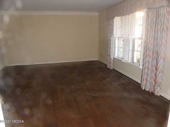 5th image of 858 Fair Oaks Dr