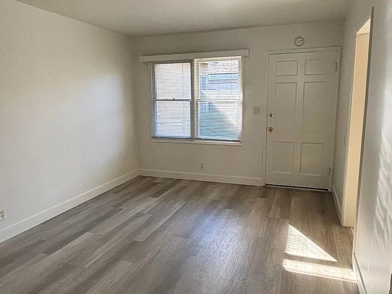 915 Freeman Ave. — Photo 6