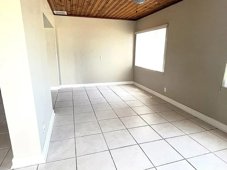 360 72nd Ave — Photo 4