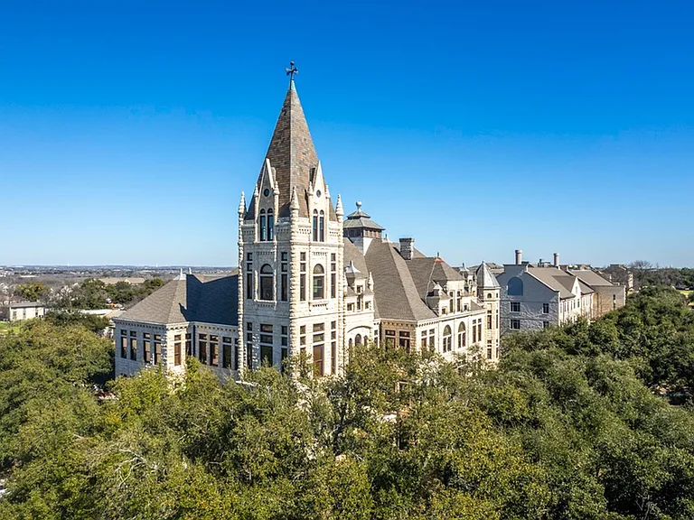 Discover the perfect blend of city living and academic charm at Modera Georgetown, just minutes away from South Western University and the historic district of Georgetown.