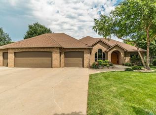 6820 W Honeysuckle Ct, Sioux Falls, SD 57106