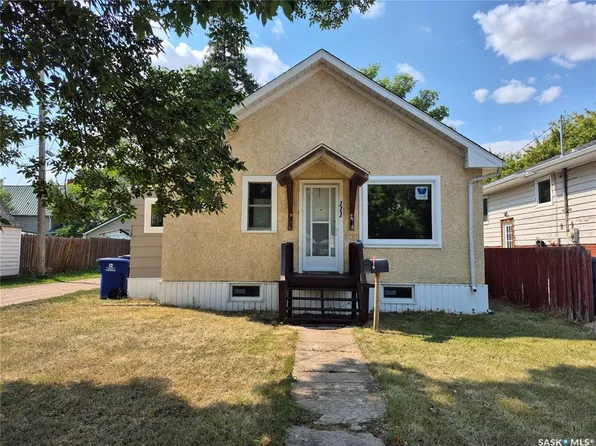 111 9th STREET NE, Weyburn, SK S4H 1E8
