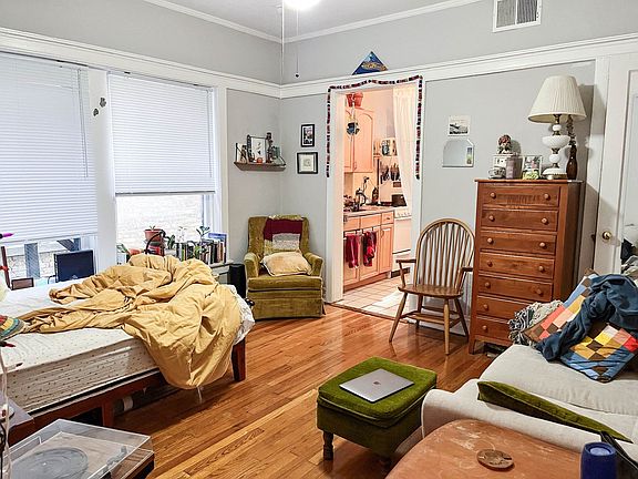 3rd image of 1472 W Argyle St APT 3R
