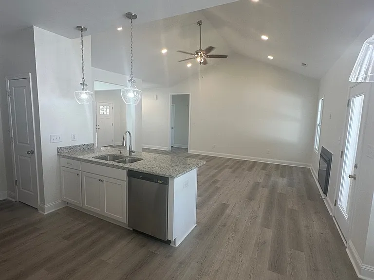 645 Glensford Dr — Photo 3