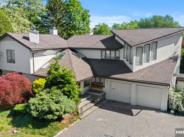 22 Laurence Ct, Closter, NJ 07624