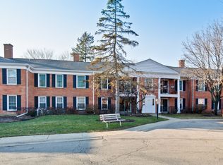 520 Shorely Dr APT 102, Barrington, IL 60010