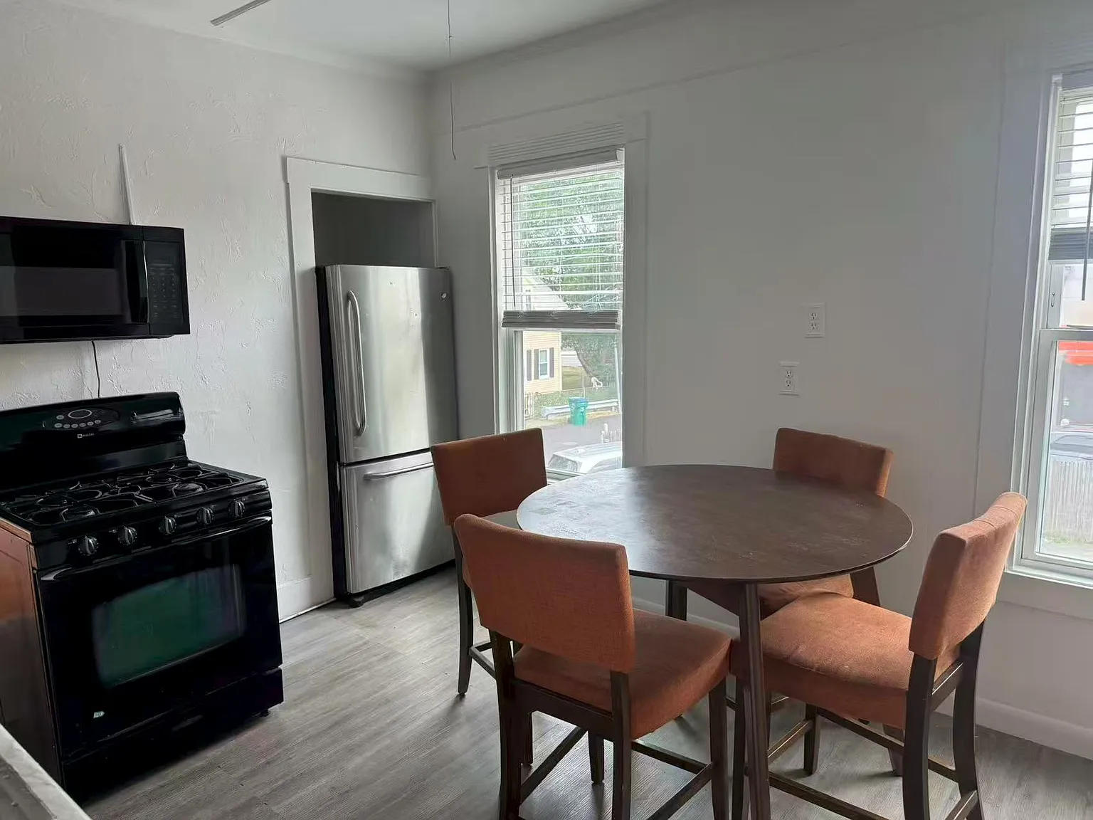 2 bed, 1000 sqft, $2,350 — Photo 2