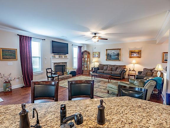 4th image of 828 Burch Creek Dr