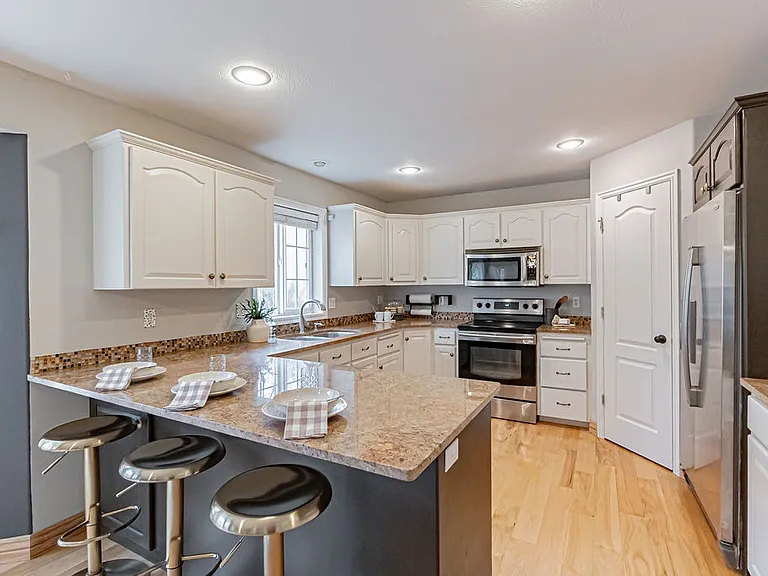 3915 Woodhaven Ln — Photo 12
